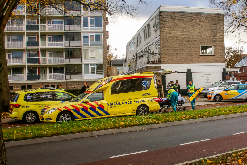 Scholiere flink onderuit op glad wegdek
