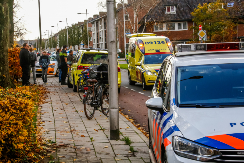 Scholiere flink onderuit op glad wegdek