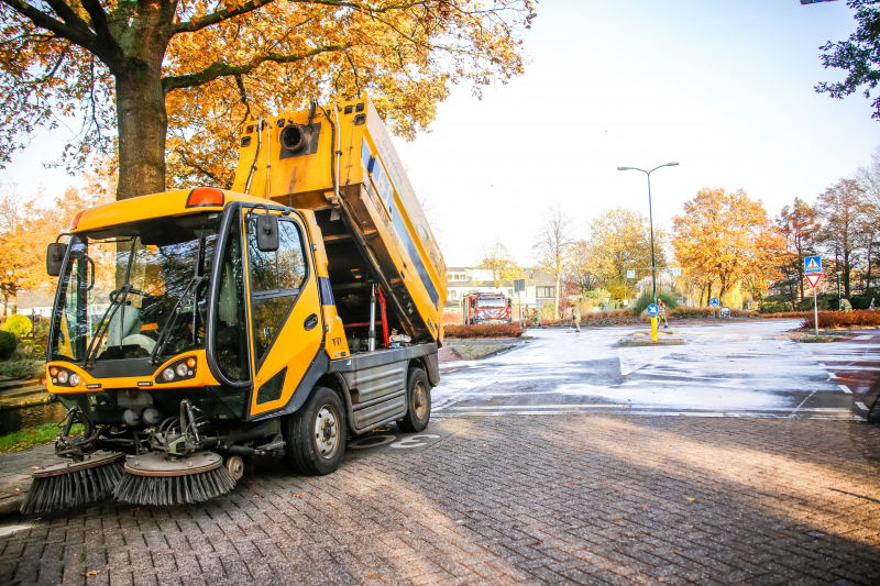 Rotonde afgesloten door kapotte veegwagen