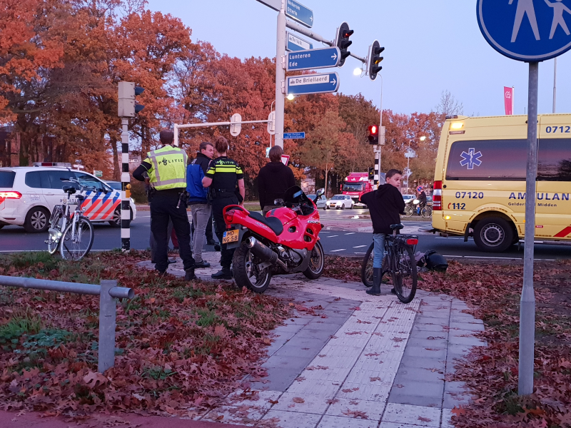 Motorrijder onderuit en raakt gewond