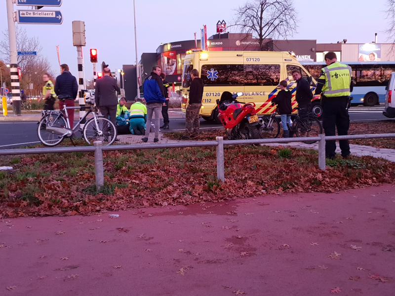 Motorrijder onderuit en raakt gewond
