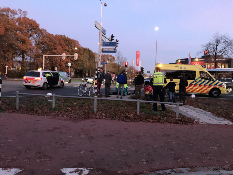 Motorrijder onderuit en raakt gewond