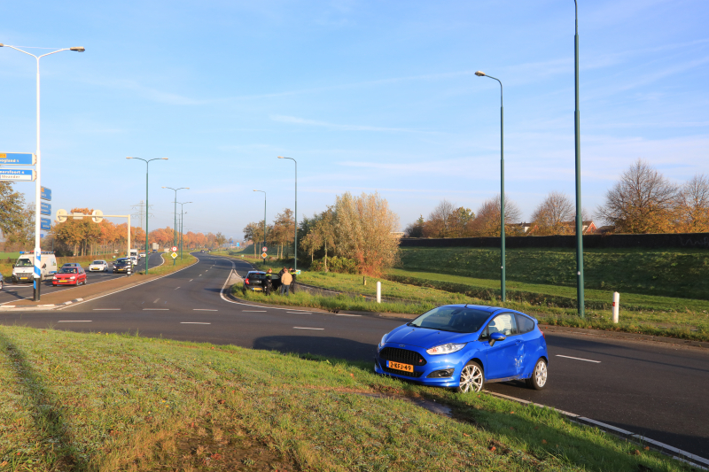 Twee voertuigen botsen op rotonde