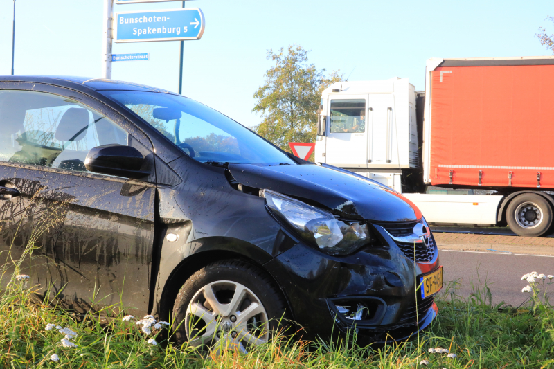 Twee voertuigen botsen op rotonde