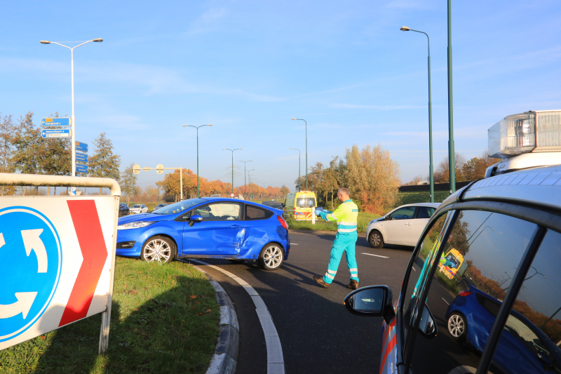 Twee voertuigen botsen op rotonde
