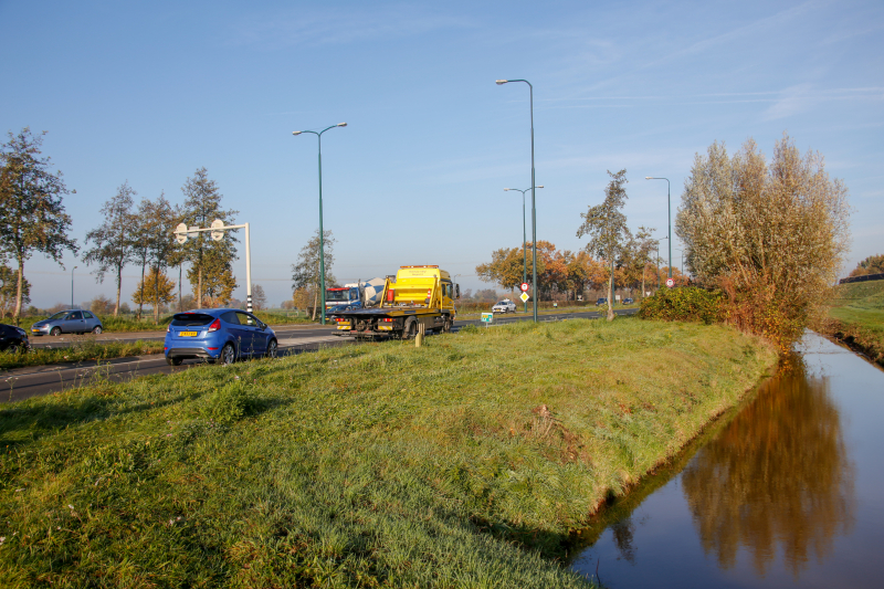 Twee voertuigen botsen op rotonde
