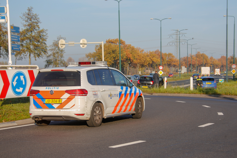 Twee voertuigen botsen op rotonde