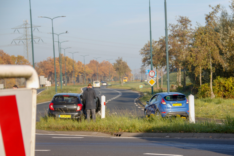 Twee voertuigen botsen op rotonde