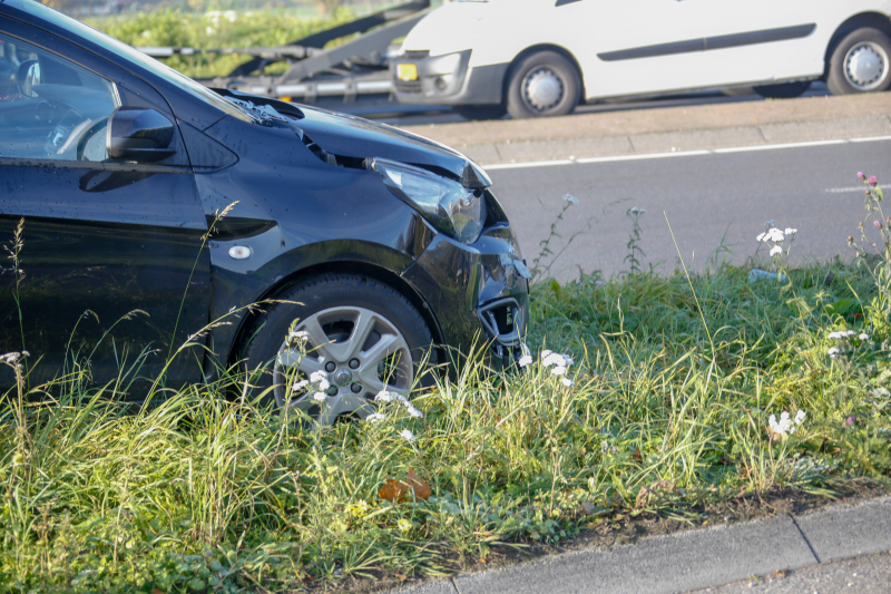 Twee voertuigen botsen op rotonde