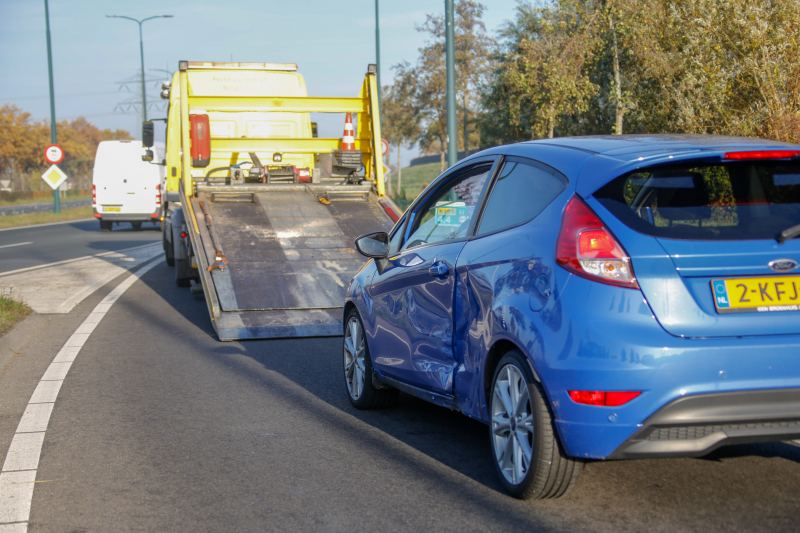Twee voertuigen botsen op rotonde