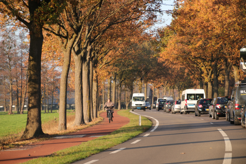 Spoorwegovergang beschadigd en verkeer loopt vast