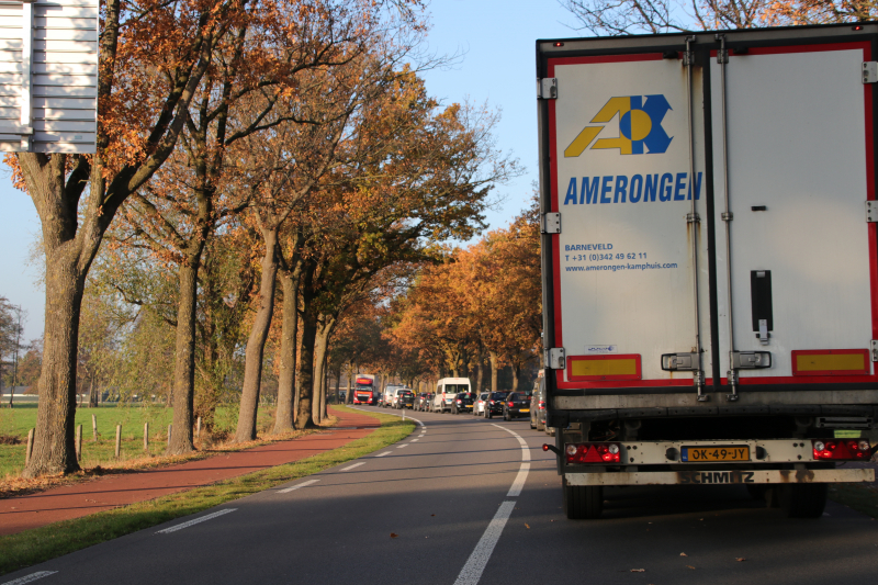 Spoorwegovergang beschadigd en verkeer loopt vast