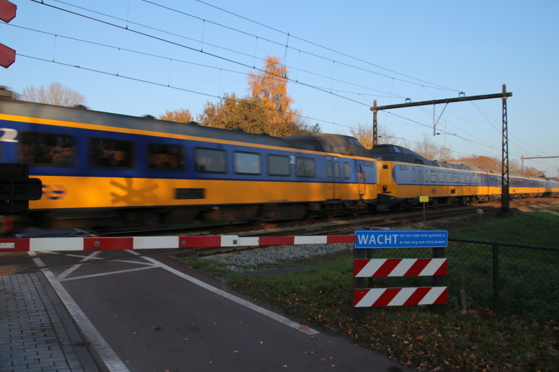Spoorwegovergang beschadigd en verkeer loopt vast