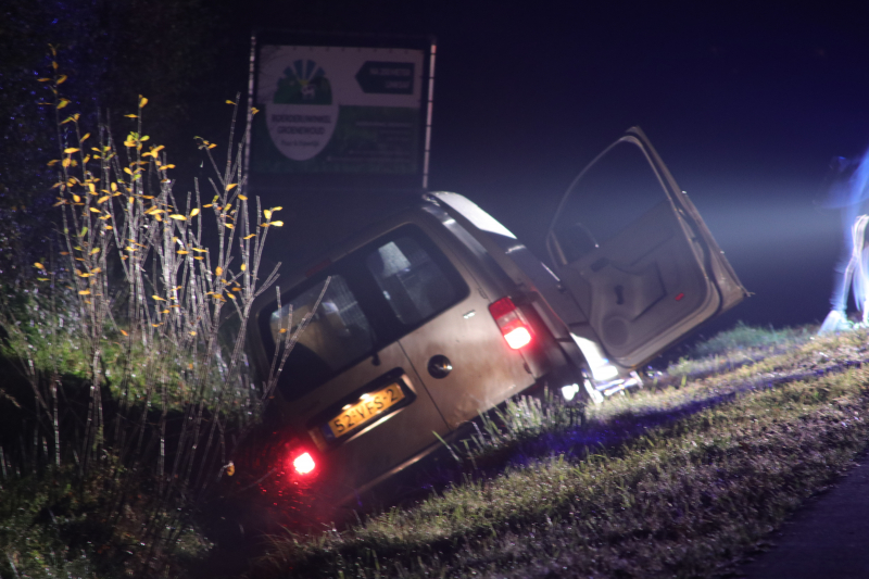 Bestelbus belandt in de sloot na achtervolging door de politie