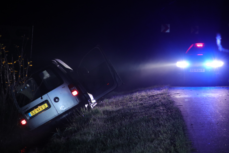 Bestelbus belandt in de sloot na achtervolging door de politie