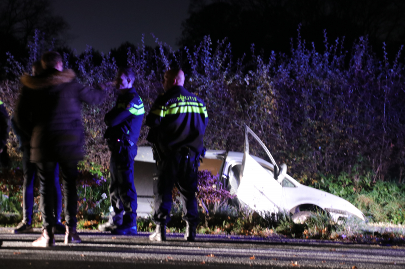 Bestelbus belandt in de sloot na achtervolging door de politie