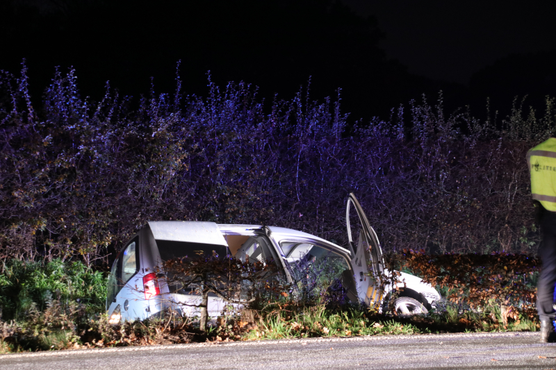 Bestelbus belandt in de sloot na achtervolging door de politie