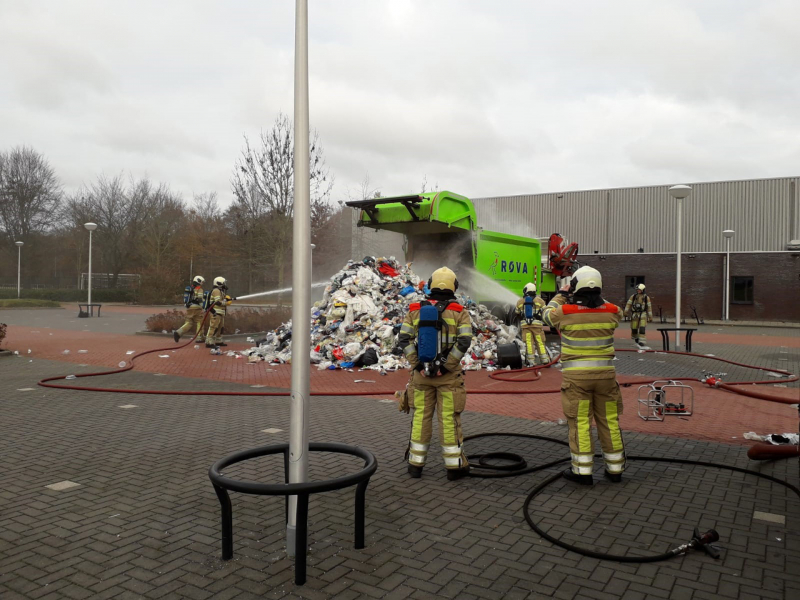 Vuilniswagen met huisvuil vliegt in brand