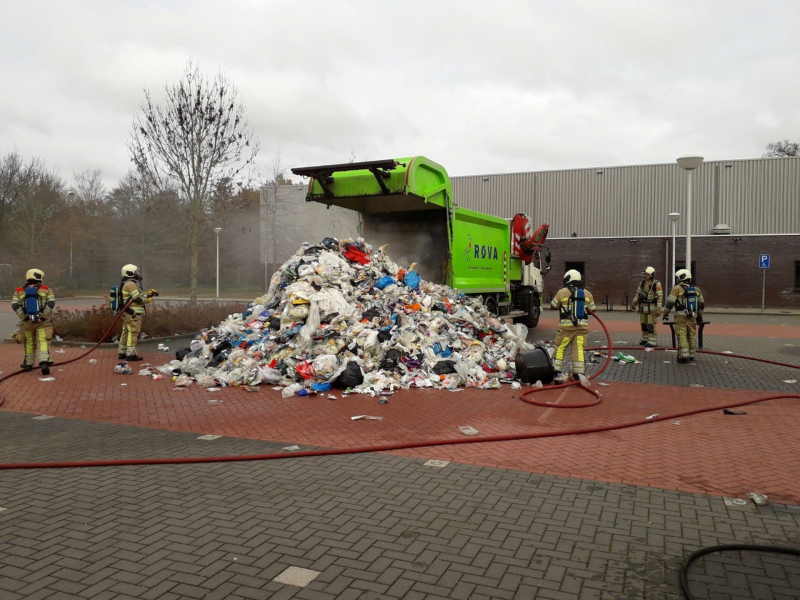 Vuilniswagen met huisvuil vliegt in brand