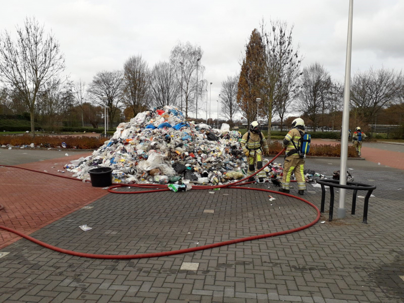 Vuilniswagen met huisvuil vliegt in brand