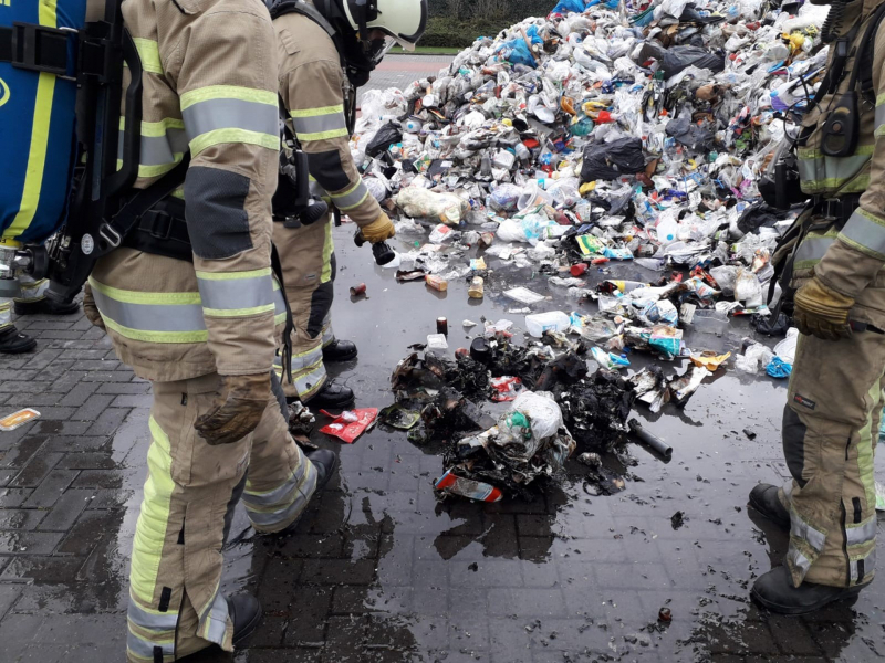 Vuilniswagen met huisvuil vliegt in brand