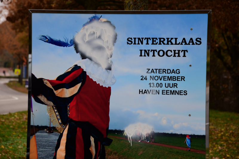 Sinterklaasintocht-bord beklad met anti Zwarte Piet verf