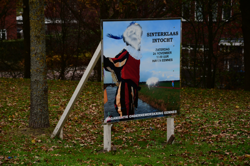 Sinterklaasintocht-bord beklad met anti Zwarte Piet verf