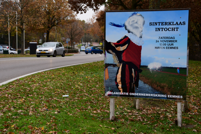Sinterklaasintocht-bord beklad met anti Zwarte Piet verf