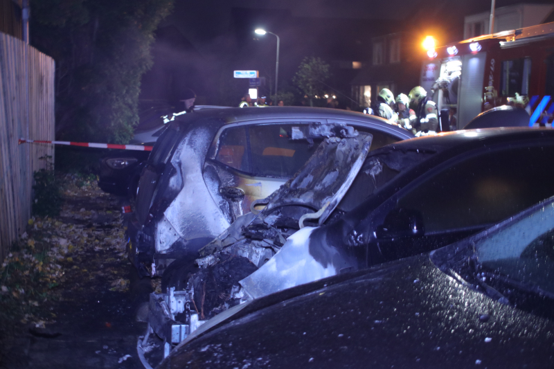 Drie auto's branden uit