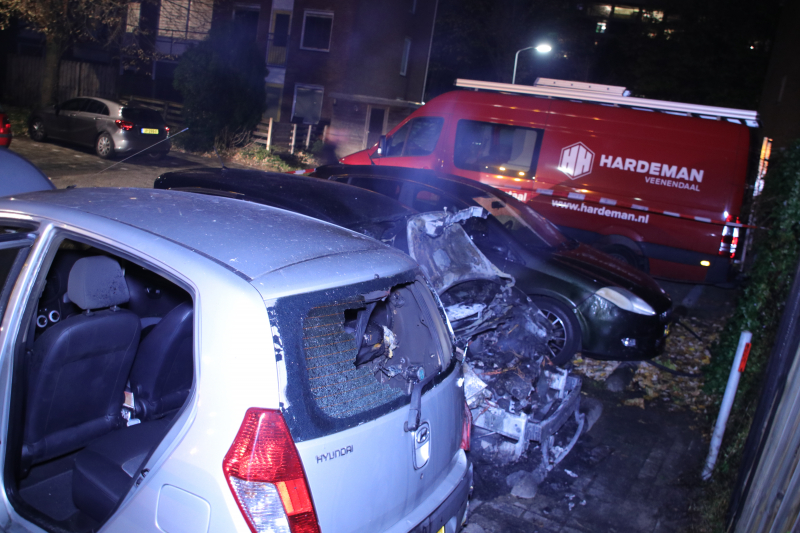 Drie auto's branden uit