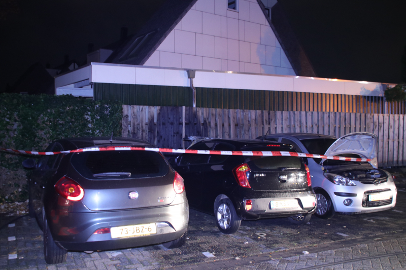Drie auto's branden uit