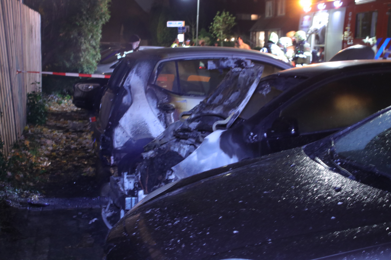 Drie auto's branden uit