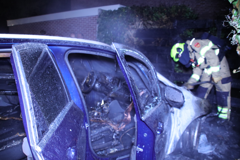 Geparkeerde auto brand uit