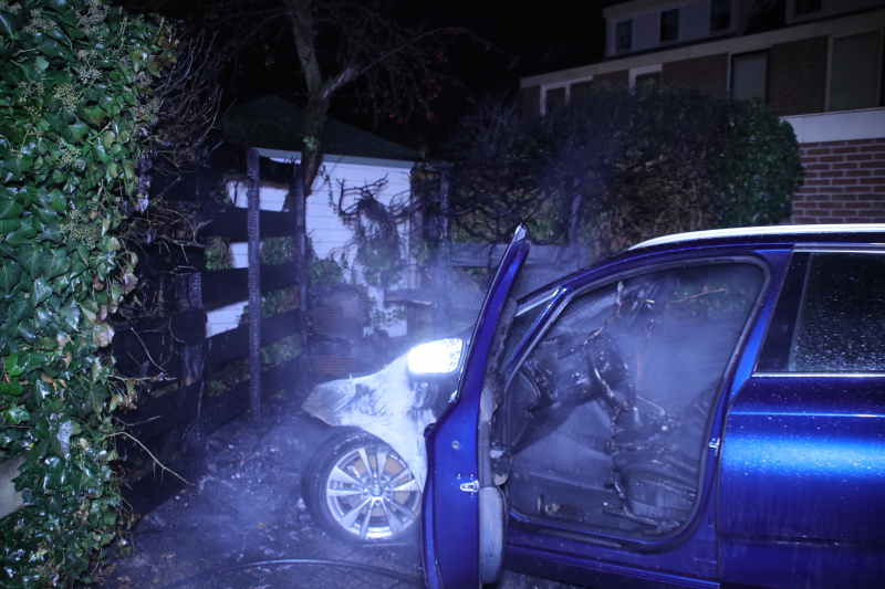 Geparkeerde auto brand uit
