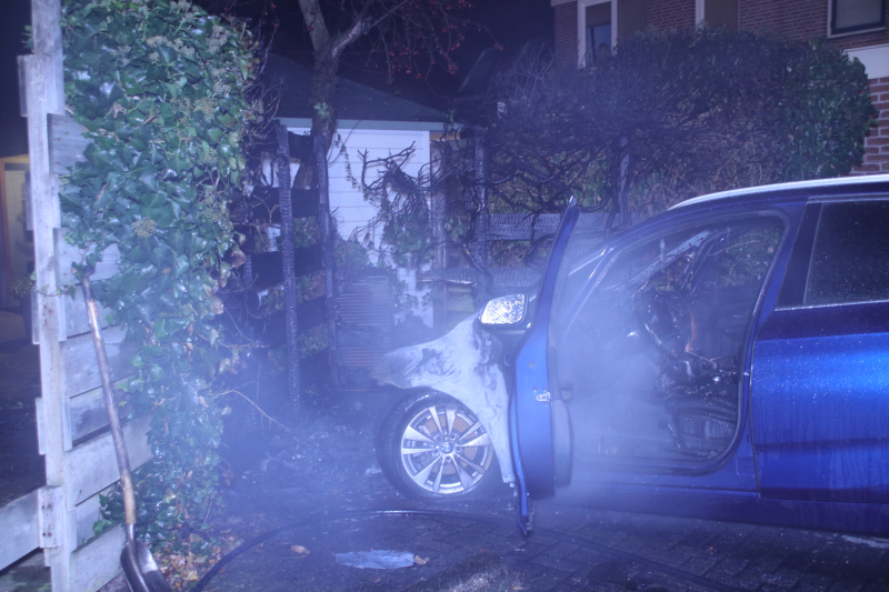 Geparkeerde auto brand uit