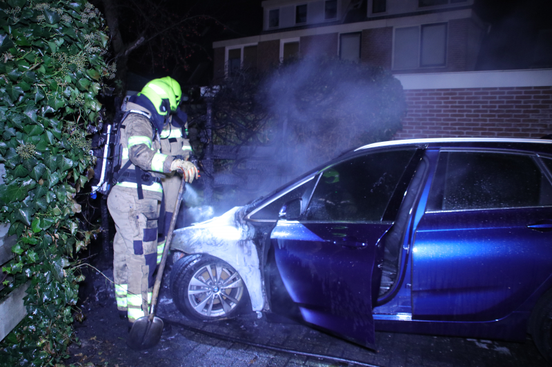 Geparkeerde auto brand uit