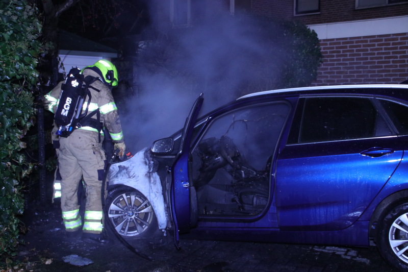 Geparkeerde auto brand uit