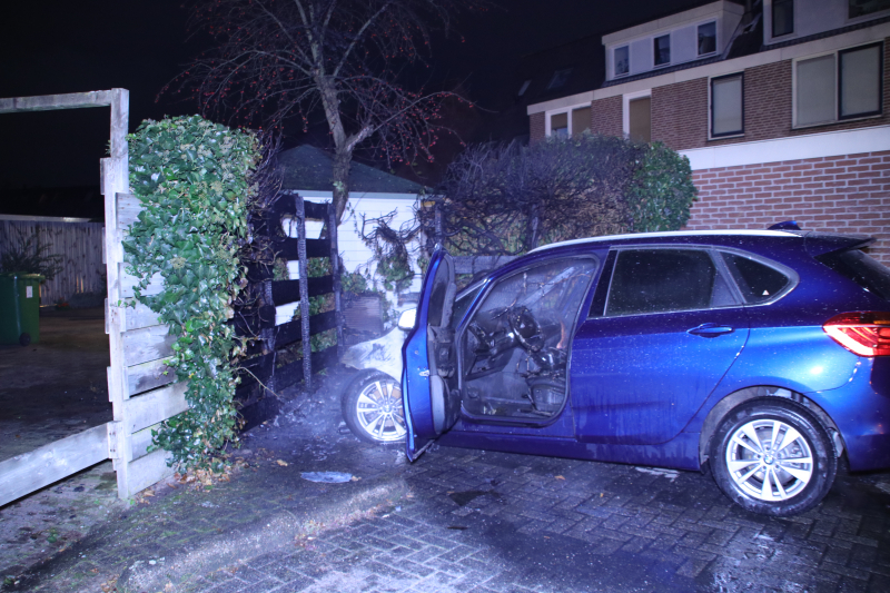 Geparkeerde auto brand uit