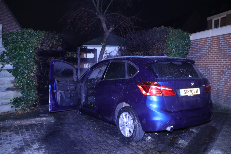 Geparkeerde auto brand uit
