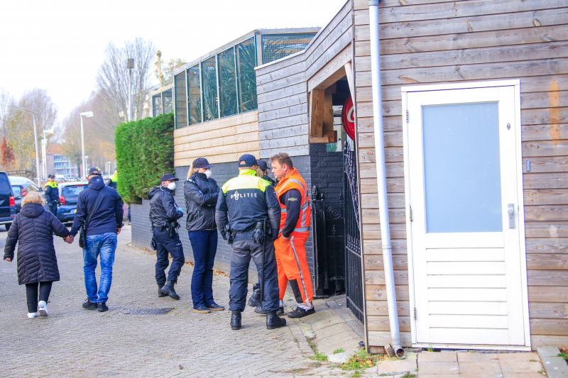 Inval woonwagenkamp tegen motorbende