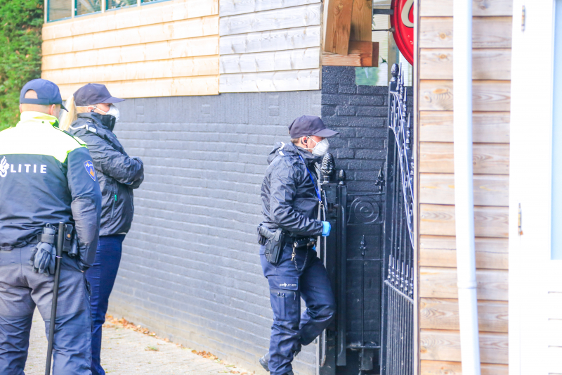 Inval woonwagenkamp tegen motorbende