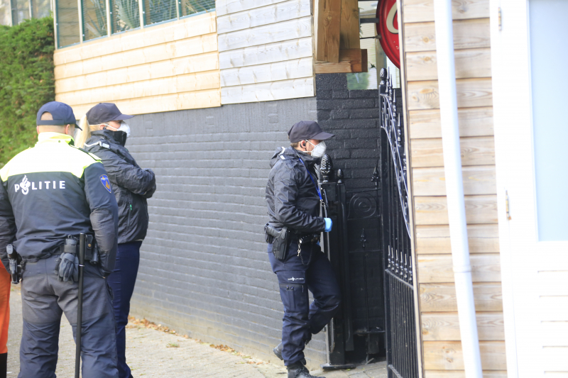 Inval woonwagenkamp tegen motorbende