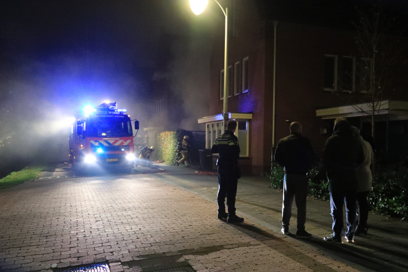 Auto in lichterlaaie onder carport van woning