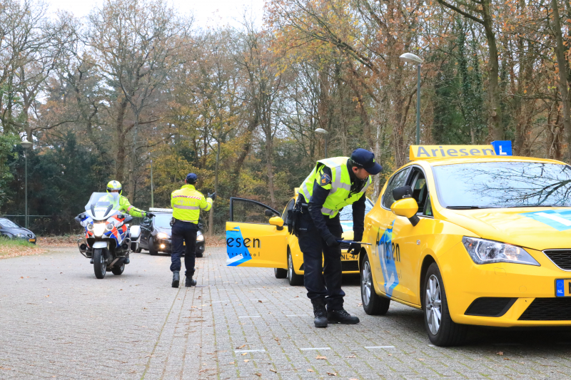 Politie houdt taxi- en rijschoolcontrole