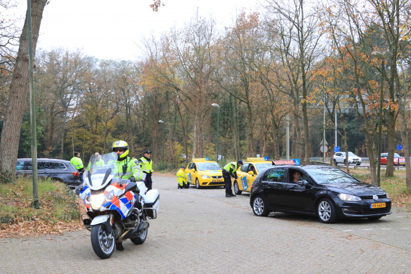 Politie houdt taxi- en rijschoolcontrole
