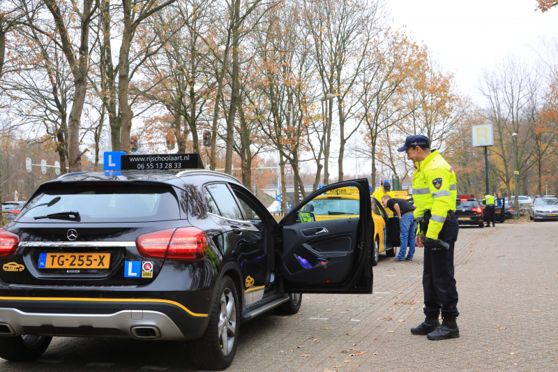 Politie houdt taxi- en rijschoolcontrole