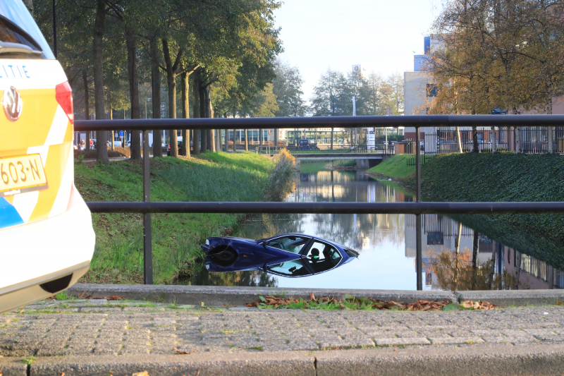 Auto raakt van de weg, ramt boom en belandt in sloot