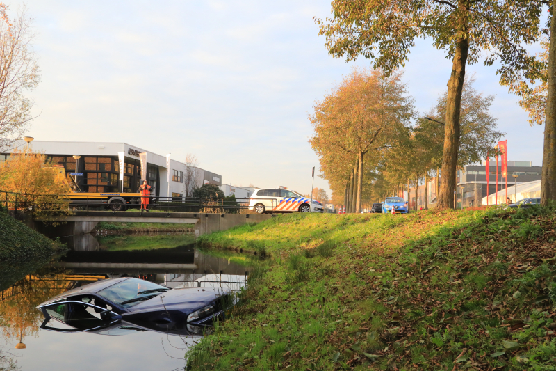 Auto raakt van de weg, ramt boom en belandt in sloot