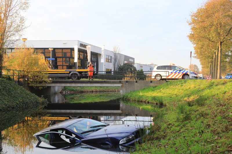 Auto raakt van de weg, ramt boom en belandt in sloot