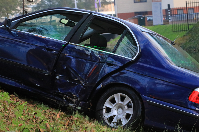 Auto raakt van de weg, ramt boom en belandt in sloot